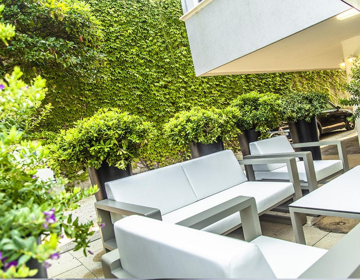 Hotel New Castle Чезенатико Экстерьер фото